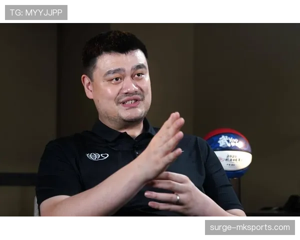 姚明出门随手背的奢侈大包，把我全年的存款都提醒了一遍